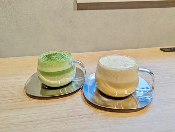 寒い季節にぴったりのホットタイプ。「フラックス抹茶ラテ」「ターメリックチャイ」ともに650円