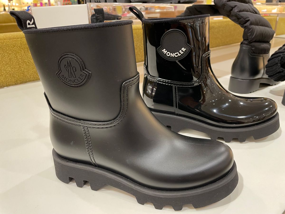 左から「Ginette Rain Boots」$400、「Ginette Rain Boots」$465。