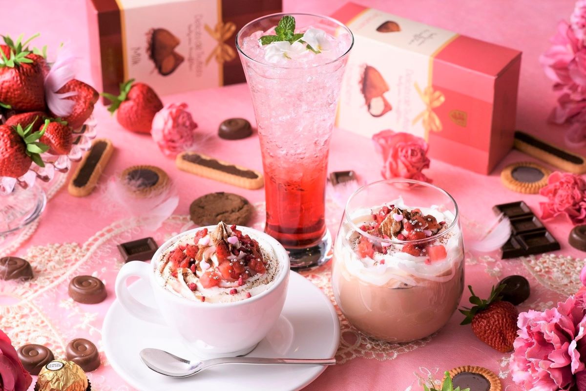 「Strawberry chocolat au lait(ストロベリー ショコラ オレ)」HOT/ICE（写真左/右）1100円、「Sparkle berry soda(スパークル ベリー ソーダ)」ICE（写真中央） 990円