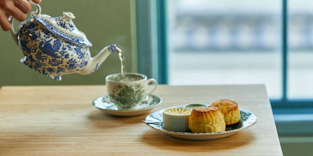 京都・嵐山のレトロな郵便局跡カフェ「TEA ROOM KIKI 嵐山本店」で、イギリス伝統のクリームティーを