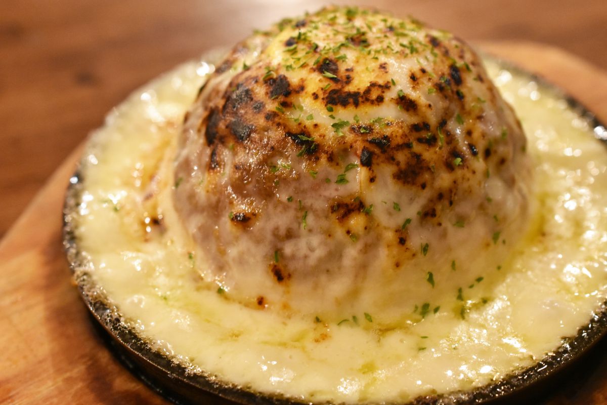 「フレッシュチーズキーマCURRY MAGUMA鉄板」1298円