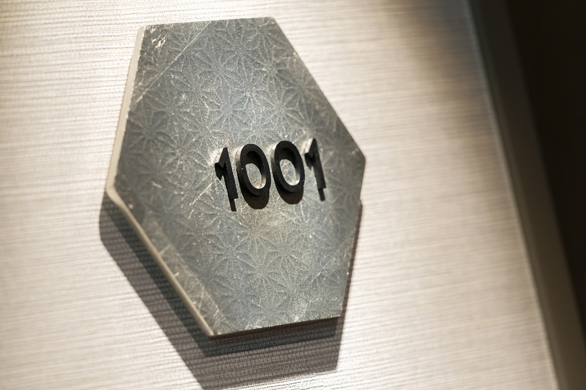 富山県が誇る錫の風合いを模したルームナンバープレート