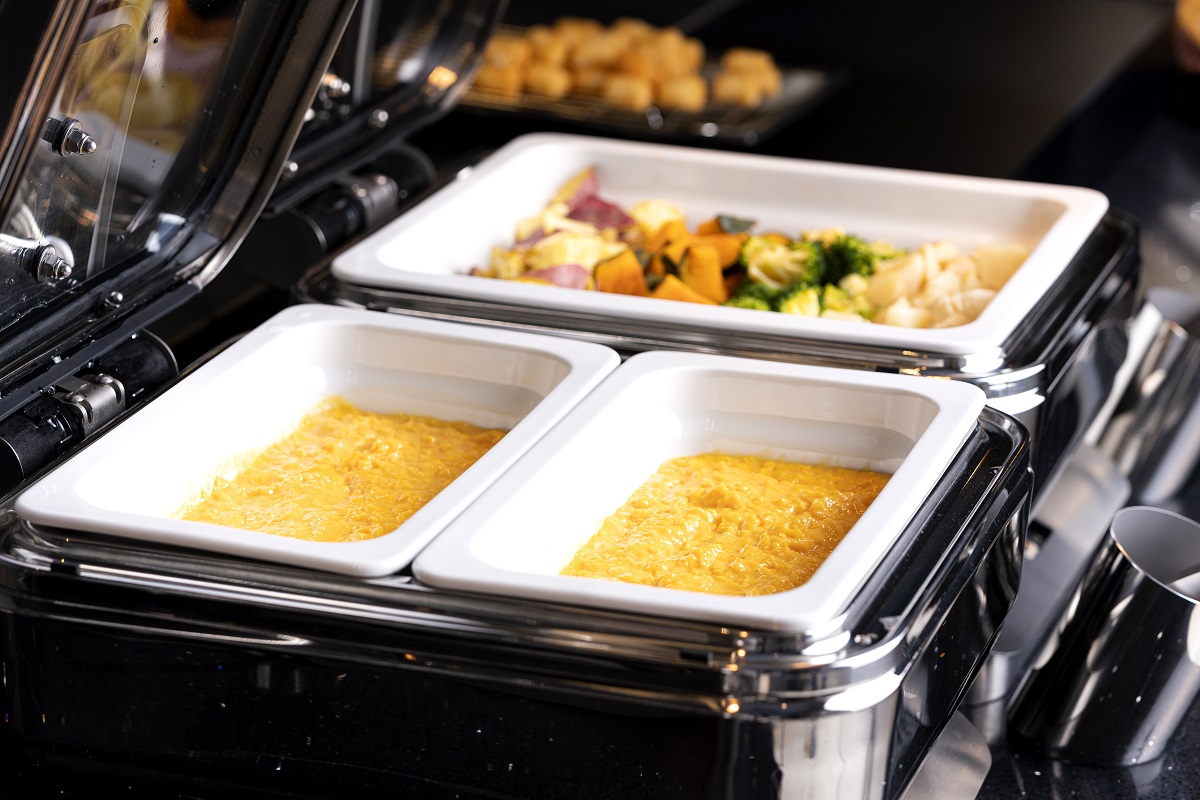 富山産の卵洋食メニューのスクランブルエッグは野菜や卵が使用されています