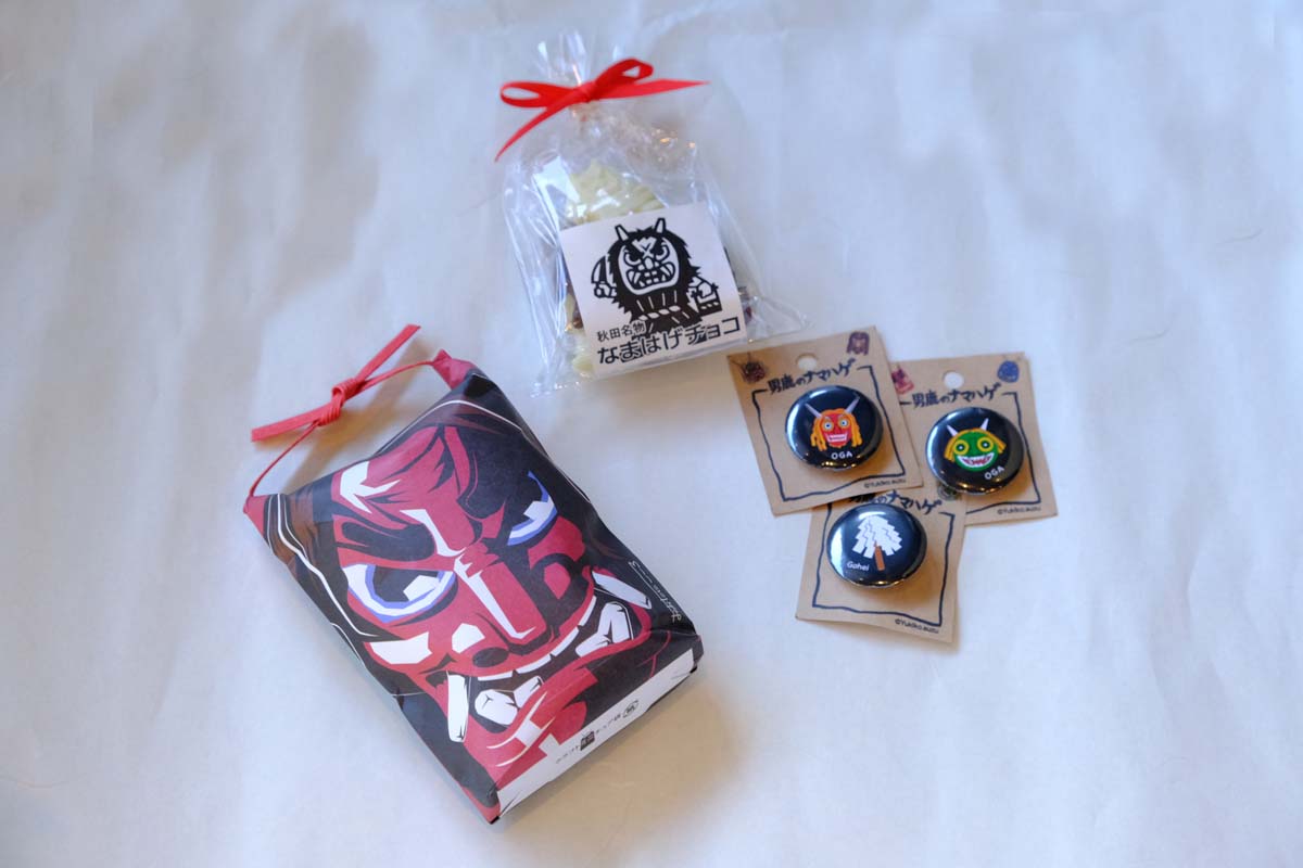 左から：なまはげ米（2号）432円、なまはげチョコ（8個入）360円、缶バッチ各220円