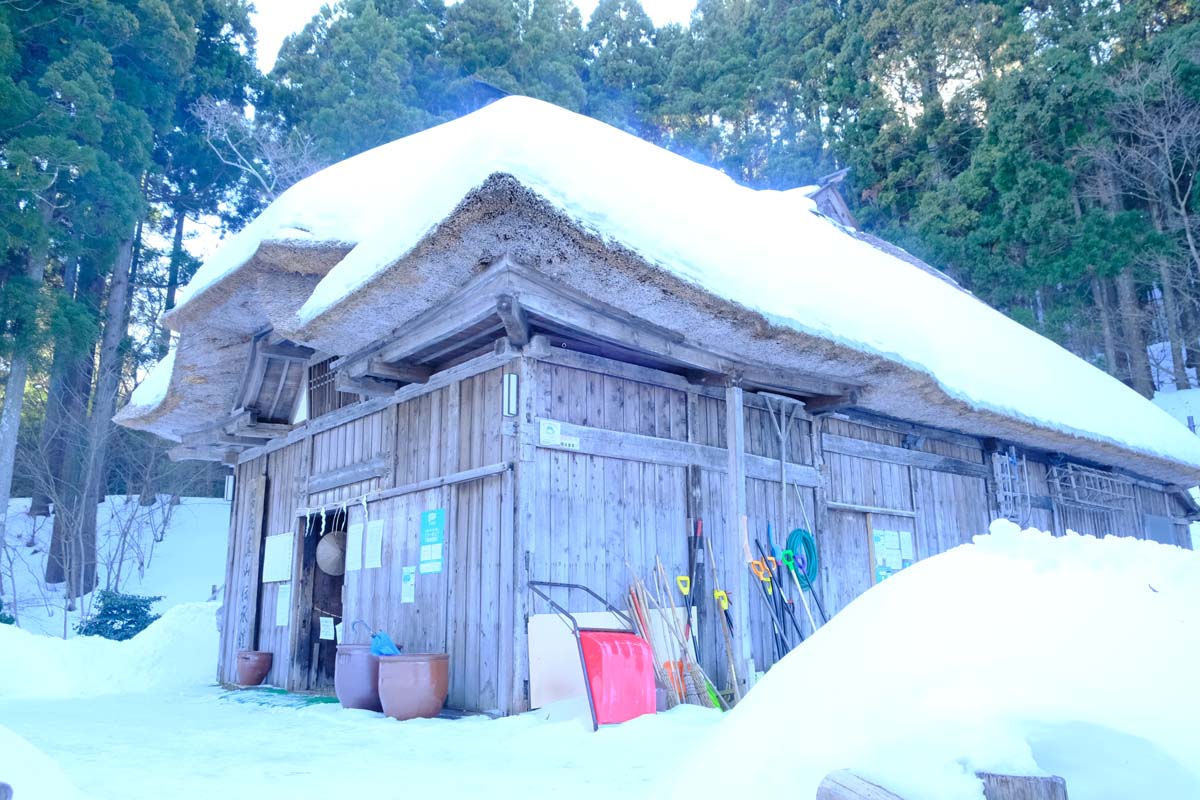 雪を被る伝統的な家屋