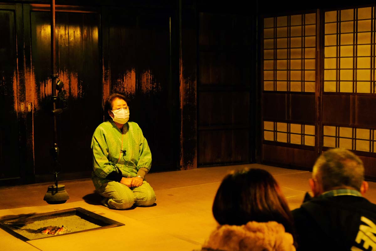 案内人が登場し解説する