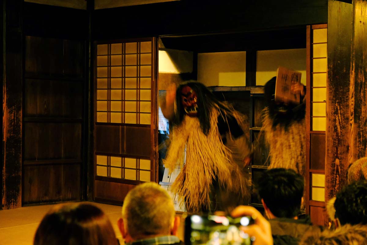 なまはげ登場！あまりの激しさに大人も驚き