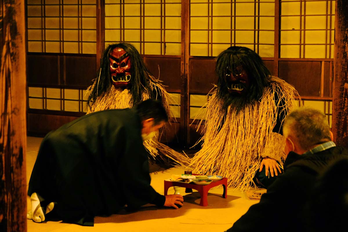 家長にもてなされるなまはげ