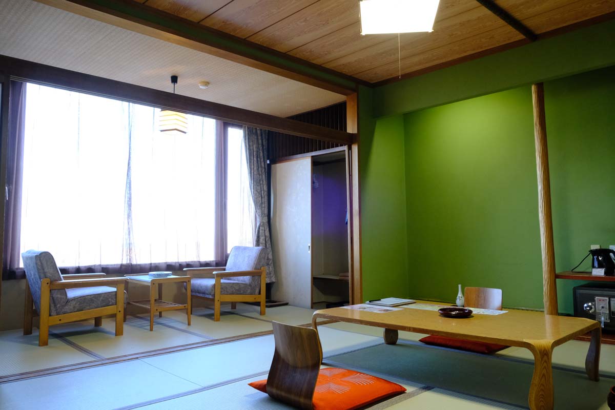 10畳の和室は全室Wi-Fi、冷暖房、バス・トイレを完備