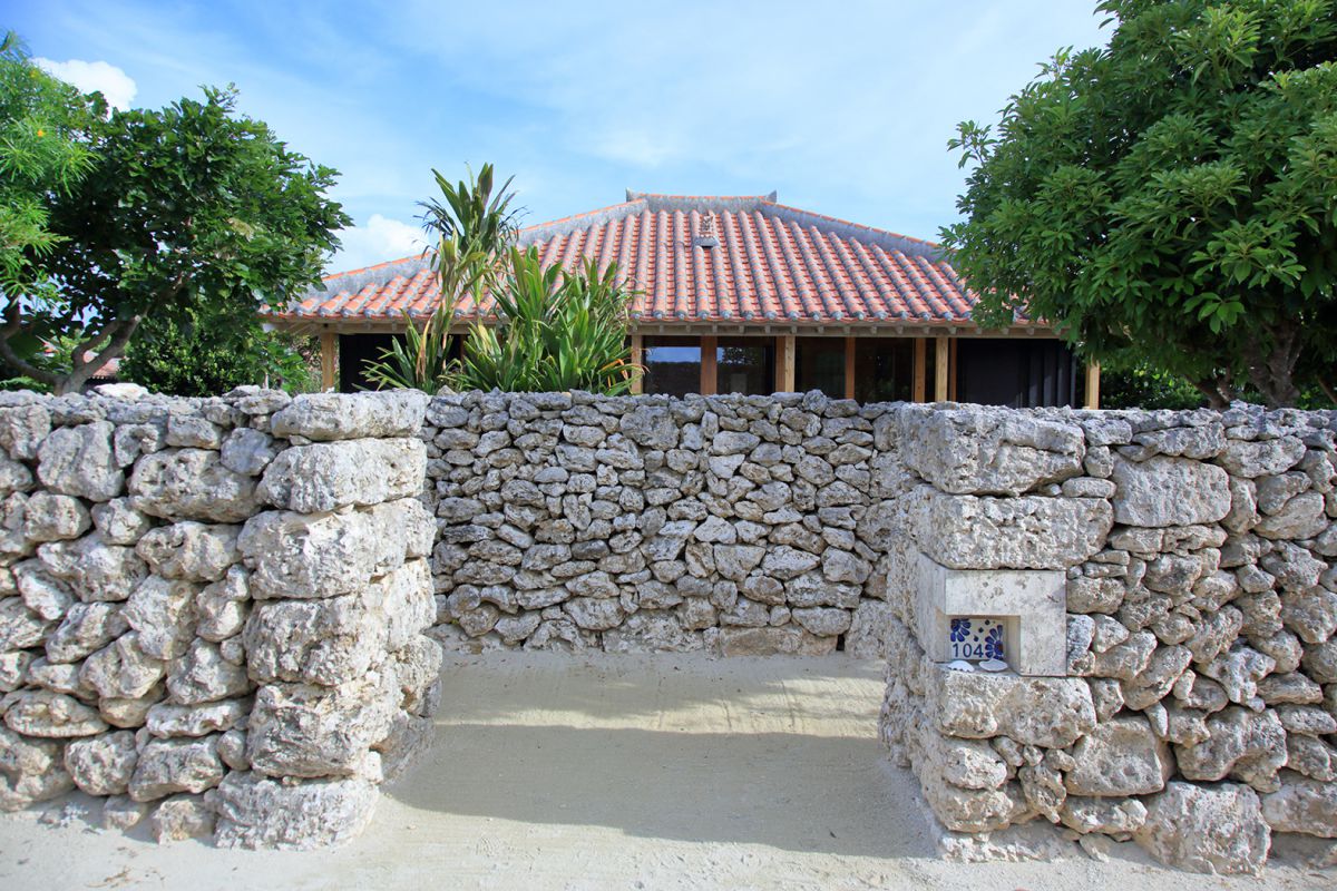 建物の正面にあるのは「ヒンプン」とよばれる魔除け用の石積