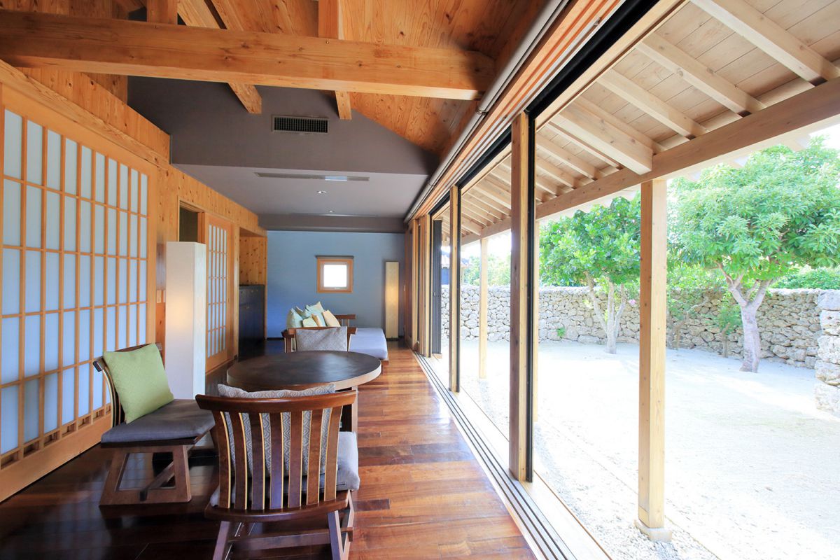 「ズーキ」のリビングには昼寝ができるサイズのソファーもあります