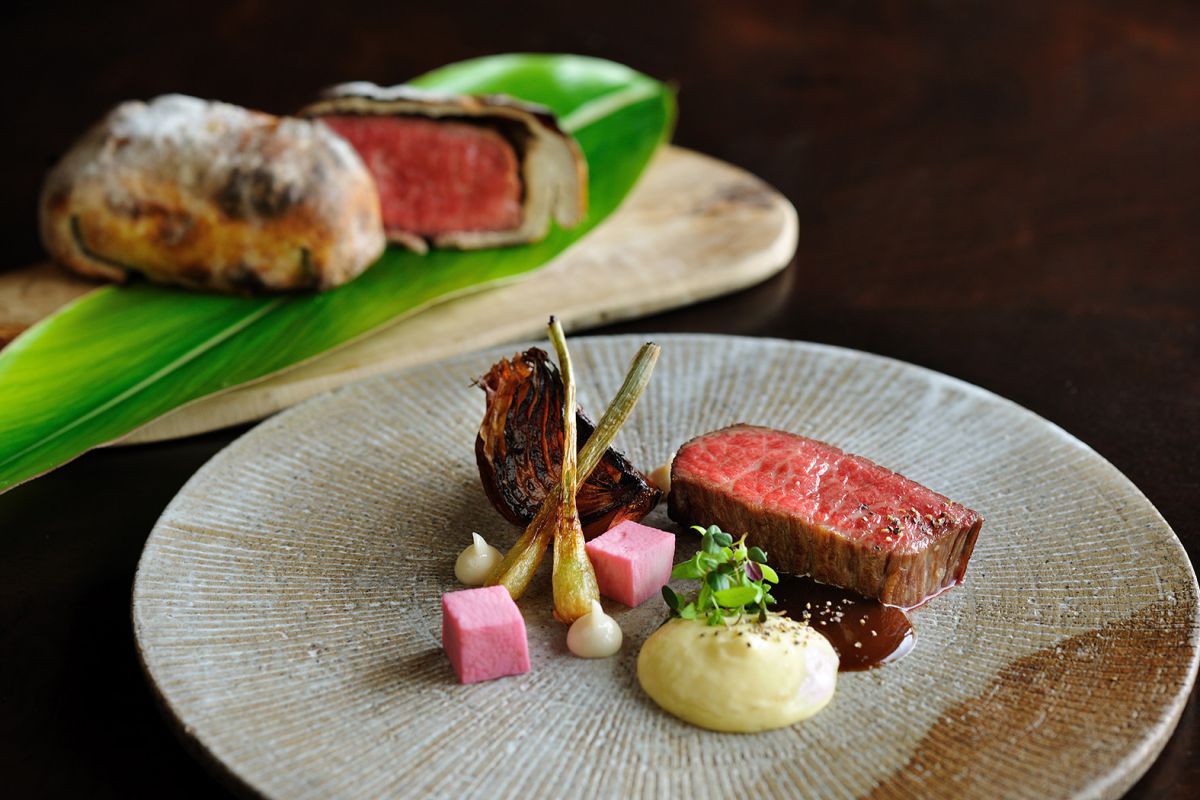 ディナーの一例/和牛の泡盛酒粕のクルート包み焼き