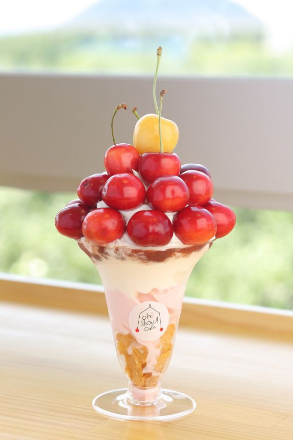 「oh! show! cafe」のさくらんぼパフェ