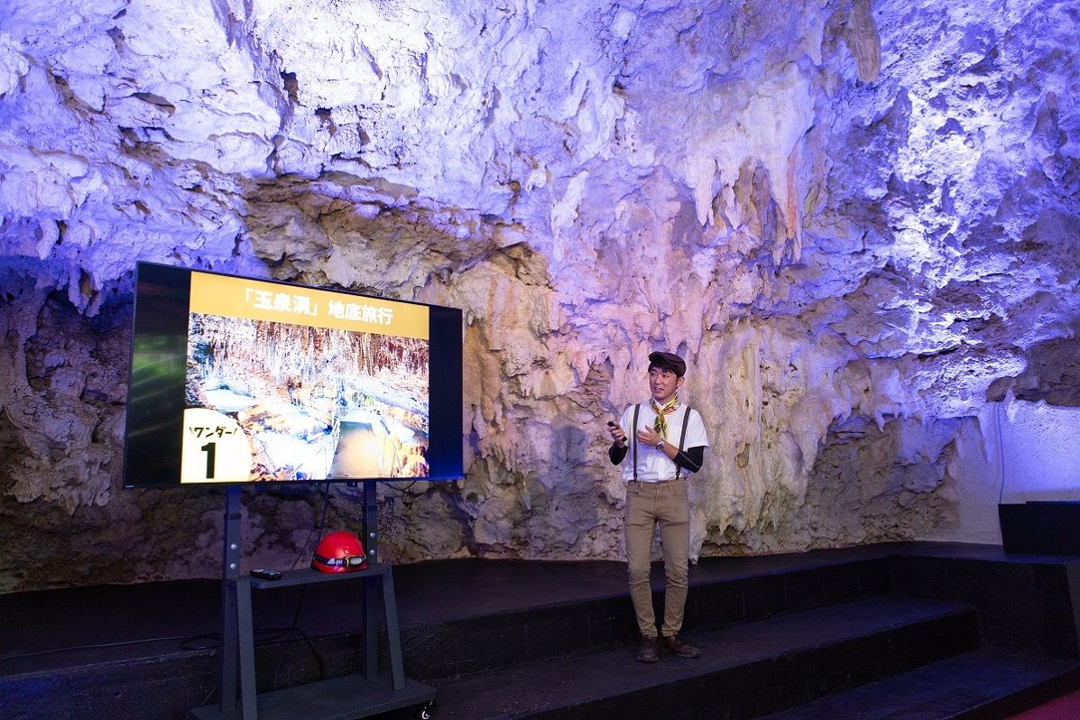 玉泉洞の入口では玉泉洞やおきなわワールドの見どころや成り立ちなどガイドさんが説明してくれます