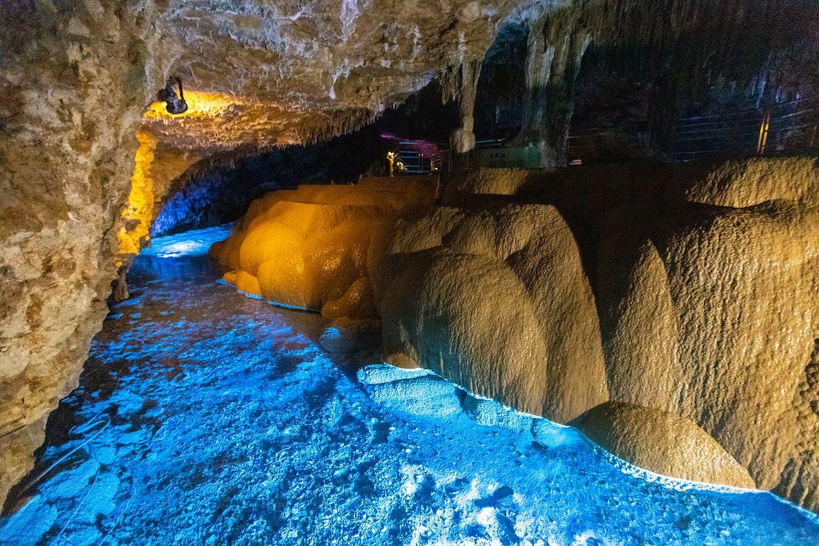 「黄金の盃」と名付けられた鍾乳石。このタイプの鍾乳石としては日本最大級