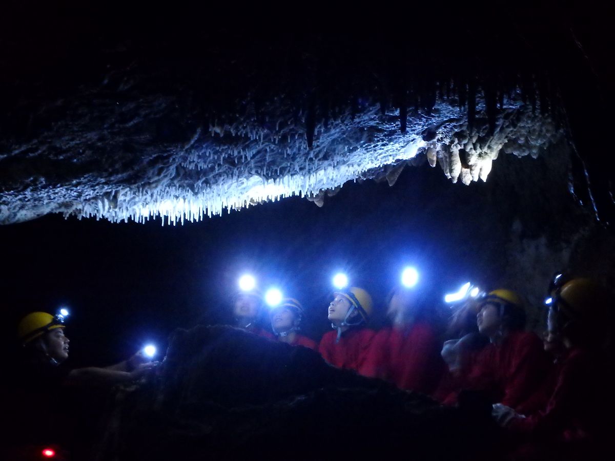 ライトを頼りに暗闇を進む「南の島の洞くつ探検」