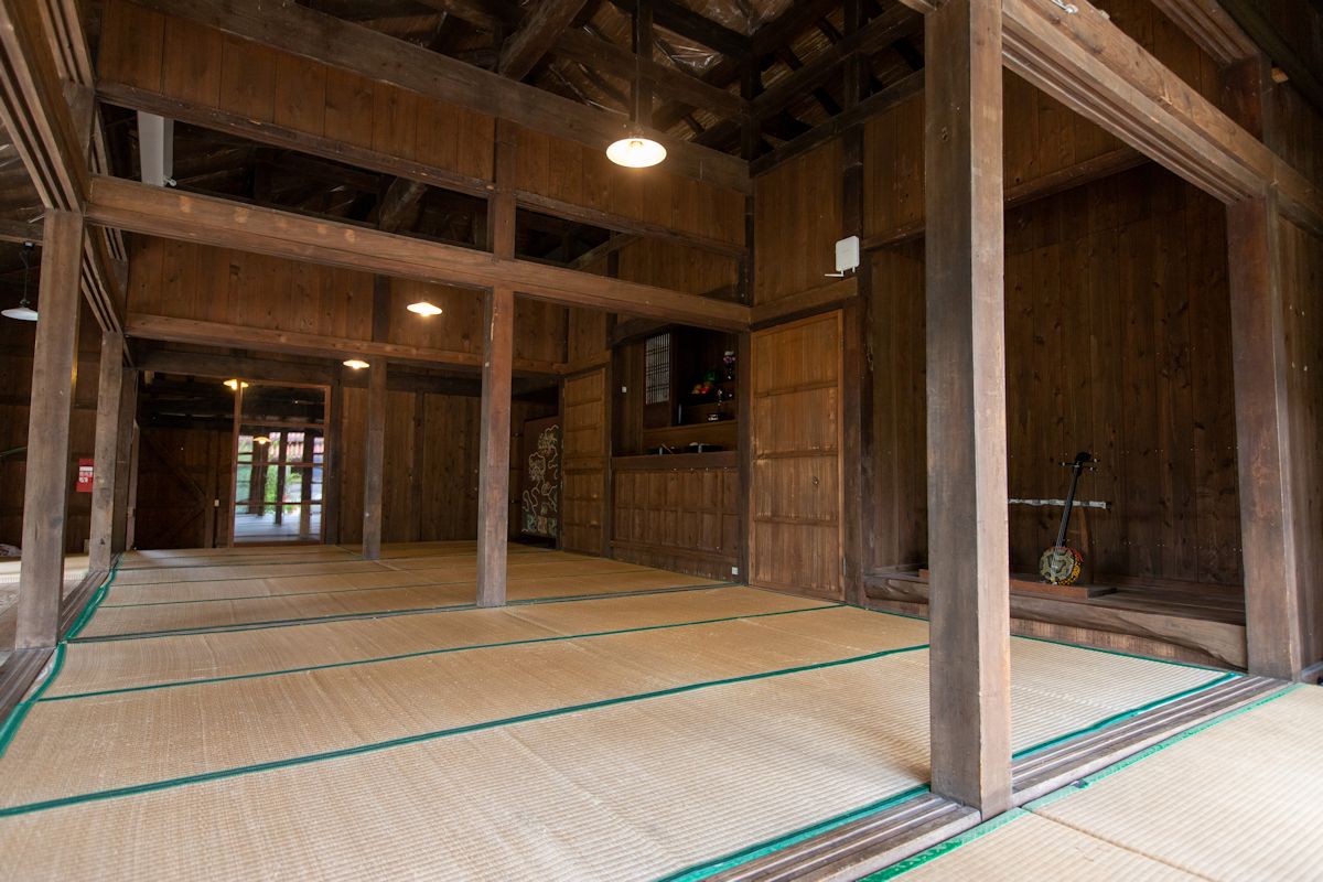 旧上里家住宅は屋敷内に入って自宅の様にくつろぐこともできます