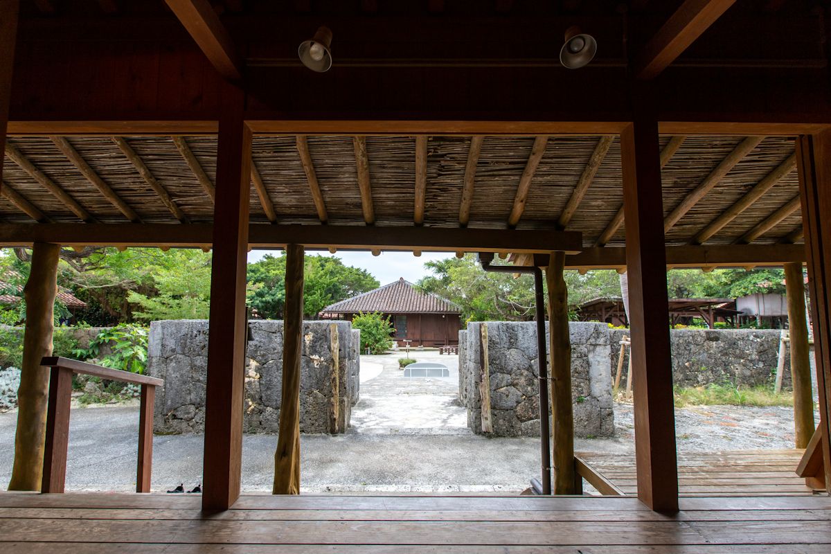 屋敷内からの眺めが絵になる上江洲家