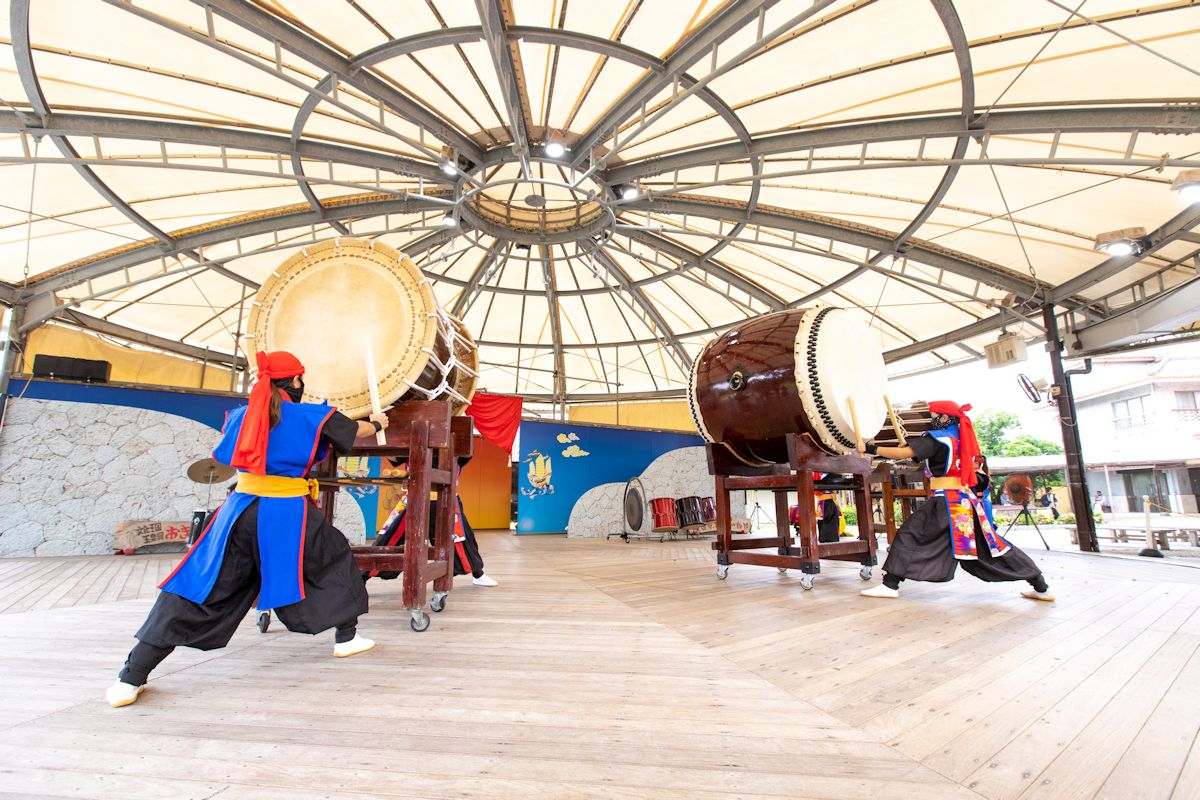巨大な太鼓も登場。心の底まで太鼓の音が響きます