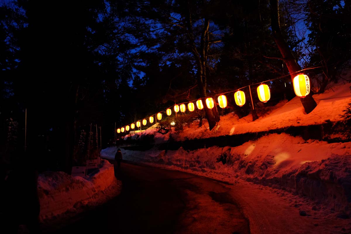 提灯の道が続く