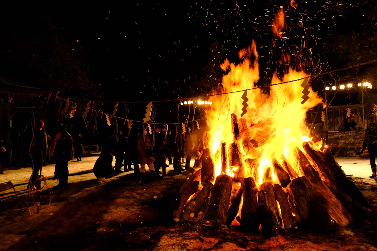 境内の中央に焚かれた柴灯火