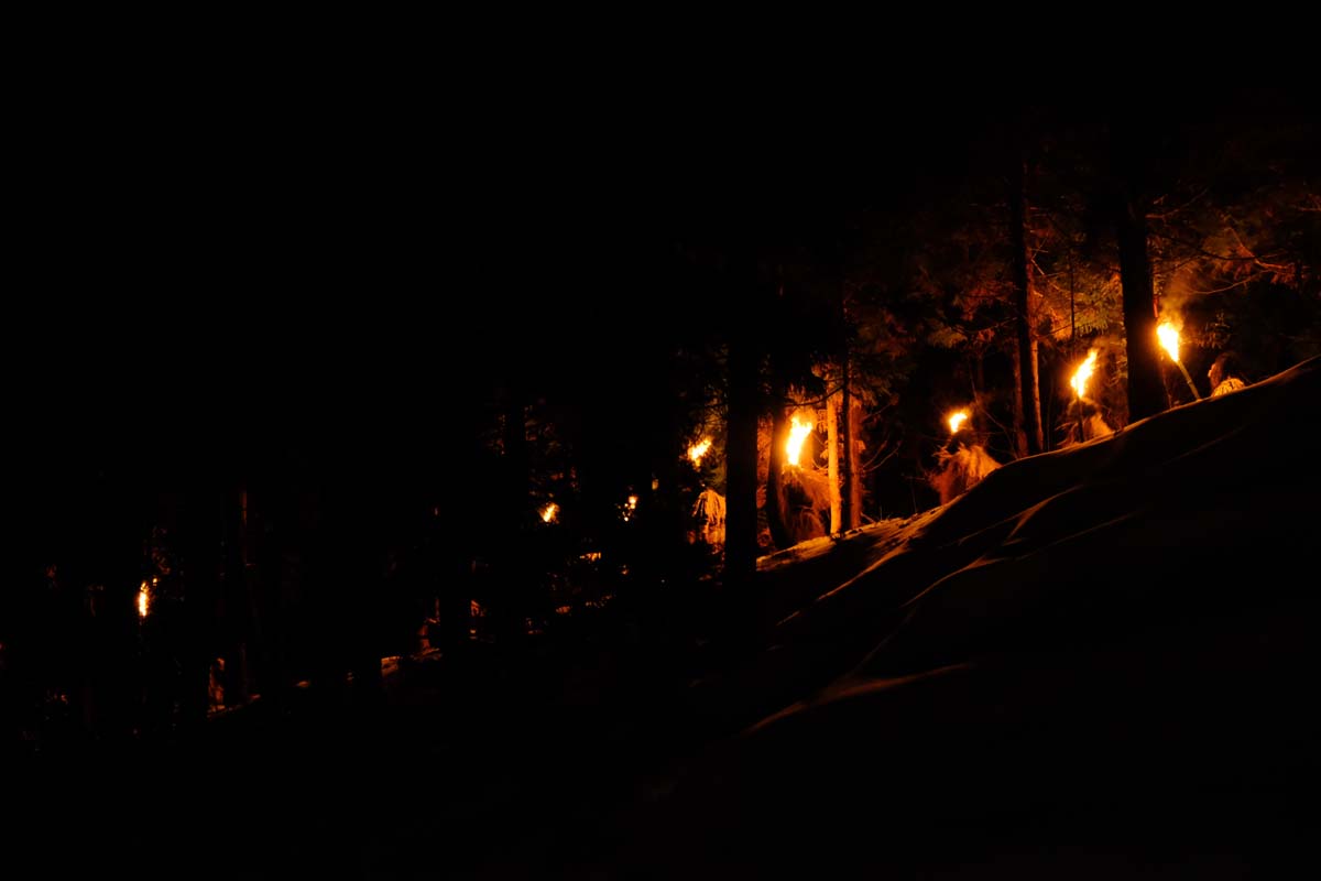 なまはげが松明をもって現れる