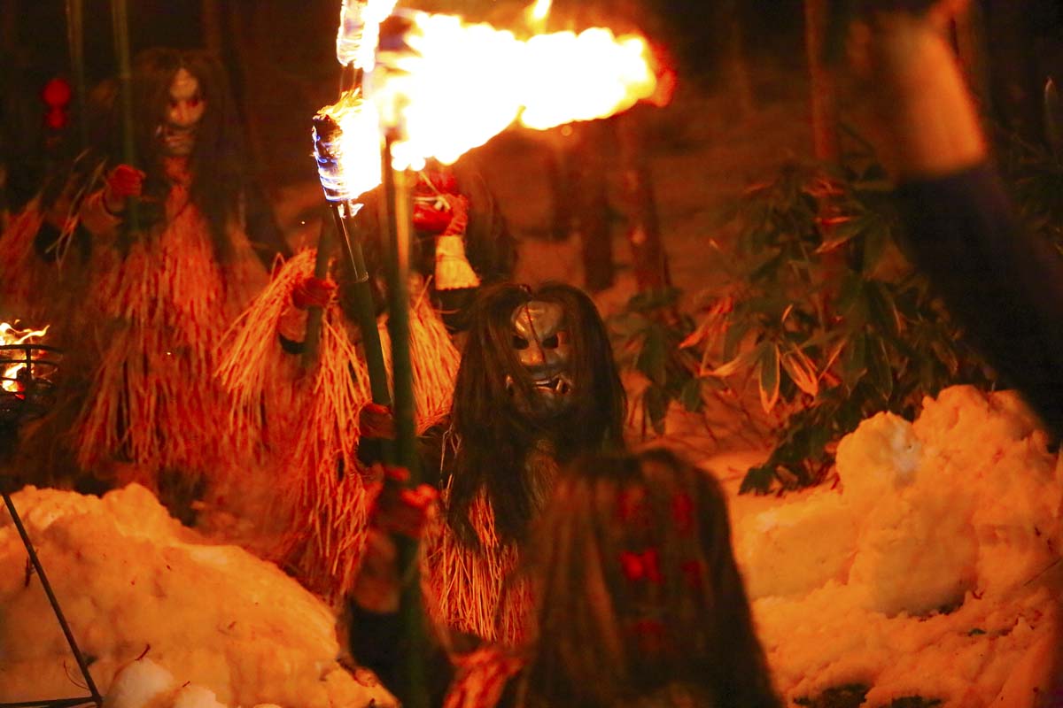 ふもとへ下山し、境内を練り歩く