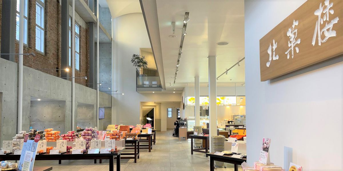 大通公園まで徒歩3分。歴史ある建物の「北菓楼 札幌本館」で絶品スイーツをゲット