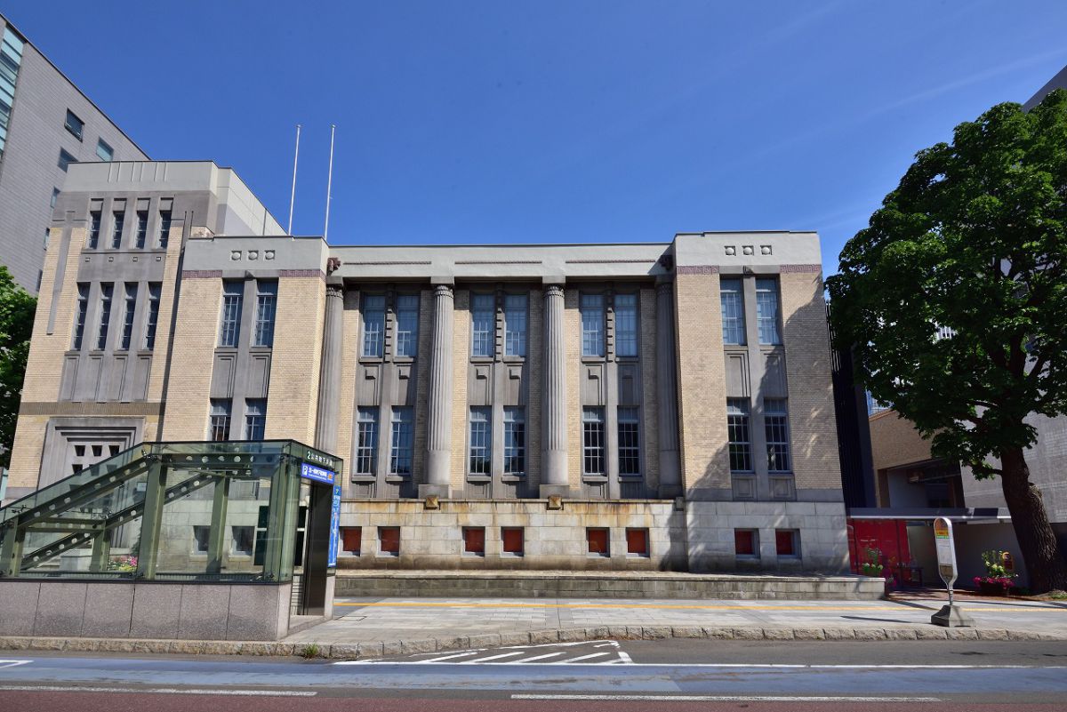 2016年度グッドデザイン賞をはじめいくつもの受賞歴を持つ北菓楼 札幌本館の建物。１階と2階にまたがりギリシャの神殿を思わせるような柱「ジャイアントオーダー」が印象的