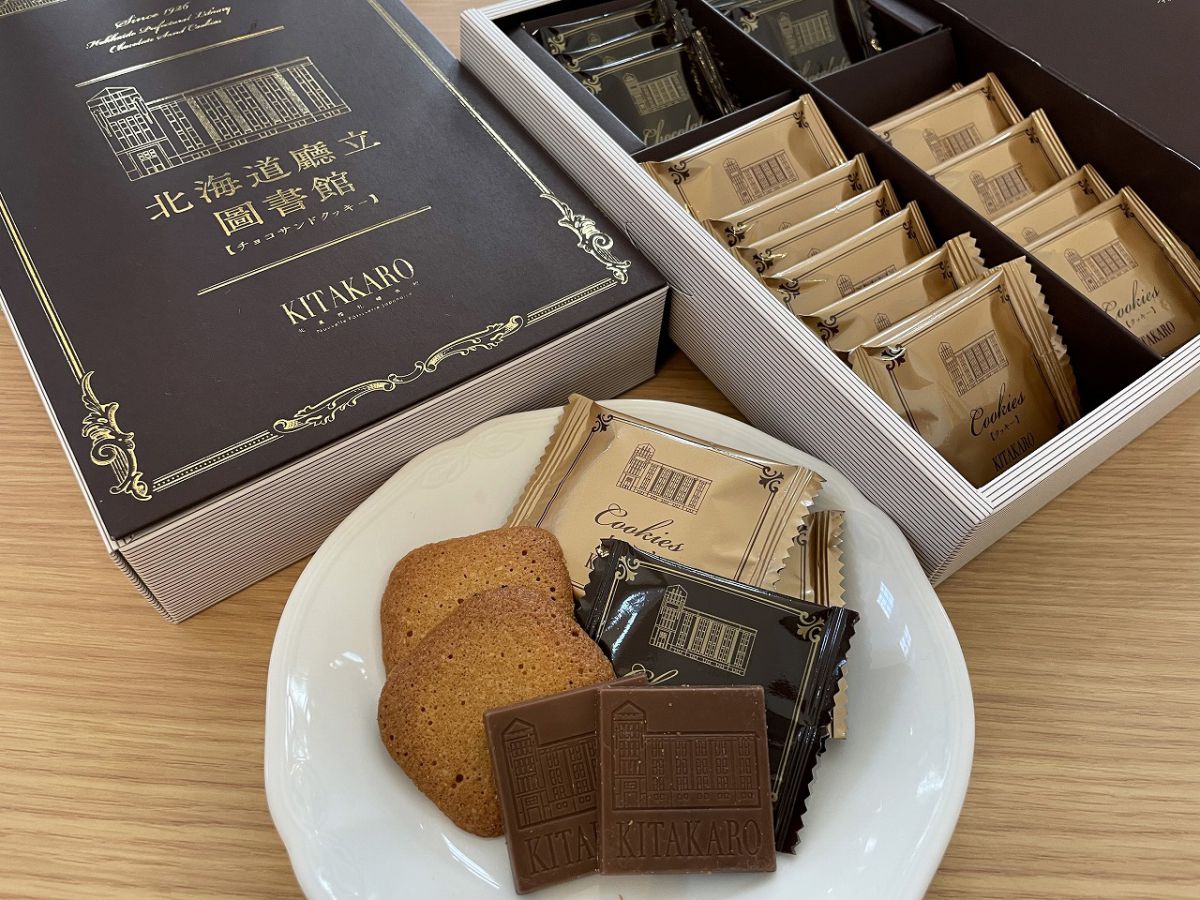 チョコサンドクッキー「北海道廳立圖書館」ラング・ド・シャ クッキー20枚・チョコレート10枚入り1080円。香ばしいラング・ド・シャ クッキーで、濃厚なキャラメルソース入りチョコレートをサンドしていただくのがおすすめ