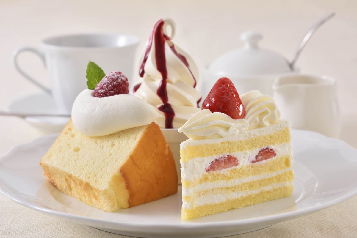 ケーキのほかシフォンケーキ、ソフトクリームが楽しめる「ケーキセット（ドリンク付き）」917円