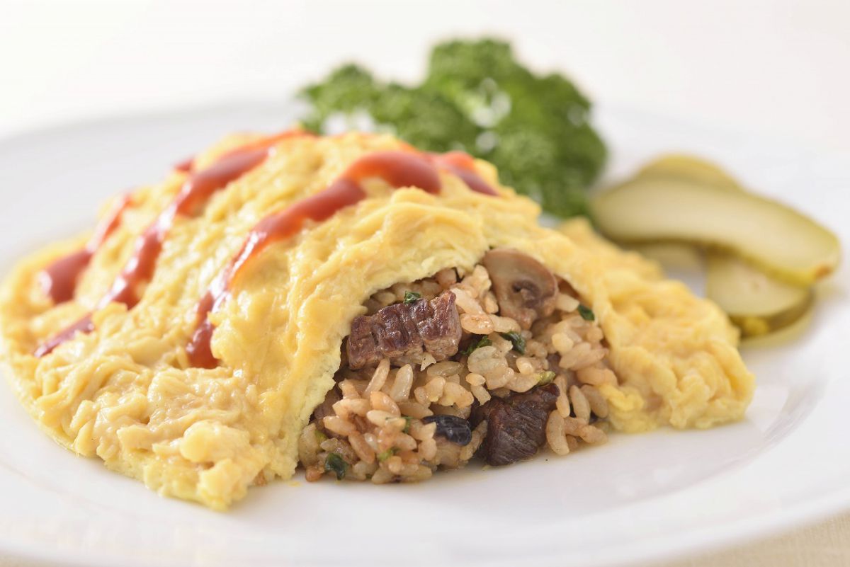 ゴロンとした牛肉がたっぷり入った「北菓楼自慢のオムライス」1100円