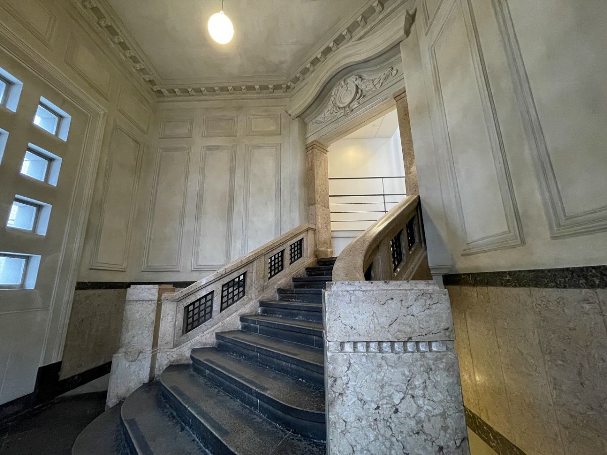 2階カフェへと続く階段は「旧玄関ホール」