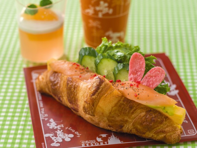 サーモンとエッグのサンドウィッチ ピーチゼリー ソフトドリンクのチョイス