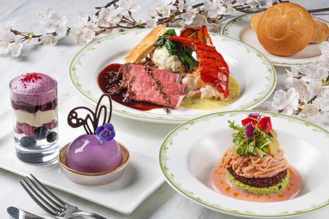 スモークサーモンのムースとエッグのモンブラン仕立て（オレンジとナッツ入り） ローストビーフとオマール海老のオーブン焼き グリオットチェリーソースとペルノー風味のブールブランソース クリーミーマッシュポテト添え パン ブルーベリーヴェリーヌ、サクラ風味のフロマージュムースケーキ ※組み合わせの一例