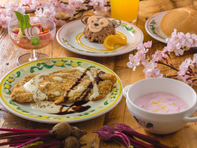 エビとチキンのクリームスープ、ビーツのフォーム 牛サーロインのカツレツ チーズクリームソース、オレンジと白ワインジュレのサラダ付き オレンジとミルクチョコクリームのモンブラン仕立て ソフトドリンクのチョイス