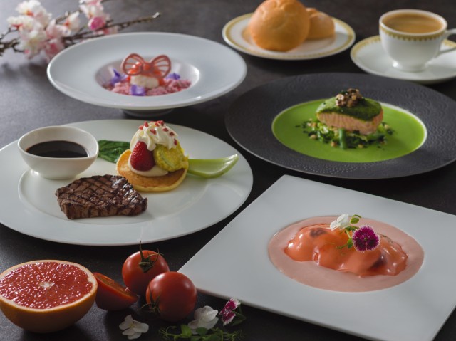 シーフードマリネ、トマトとピンクグレープフルーツのジュレ タスマニアサーモンのヴァプール、グリーンピースソース 黒毛和牛のグリエ、バルサミコソース ジャガイモのパンケーキ添え パン ピーチマリネとチェリーカスタードクリーム、ピーチソルベ添え コーヒーまたは紅茶