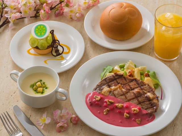 ポテトクリームスープ（帆立貝風味） グリルドビーフ、ビーツのクリームソースクルミ添え パンまたはライス ブドウのタルト ソフトドリンクのチョイス