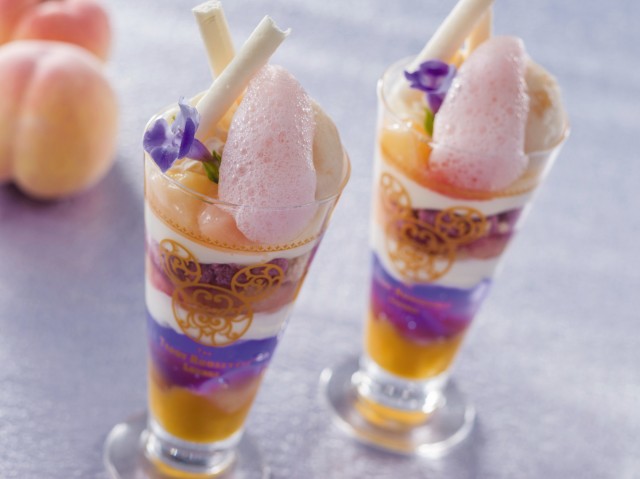 ピーチソルベ、白桃、ピーチパンナコッタ、チーズホイップ、ホワイトチョコクランチ、バタフライピーゼリー、メレンゲ