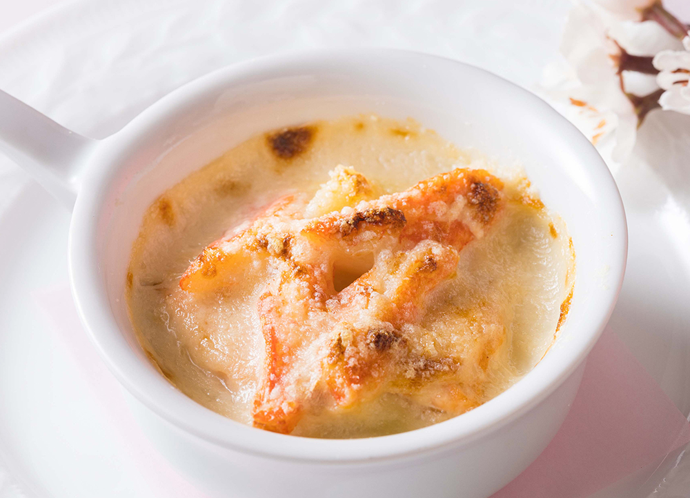 「ベニズワイガニとサーモンのグラタン カニ味噌風味」（800円）※追加料金