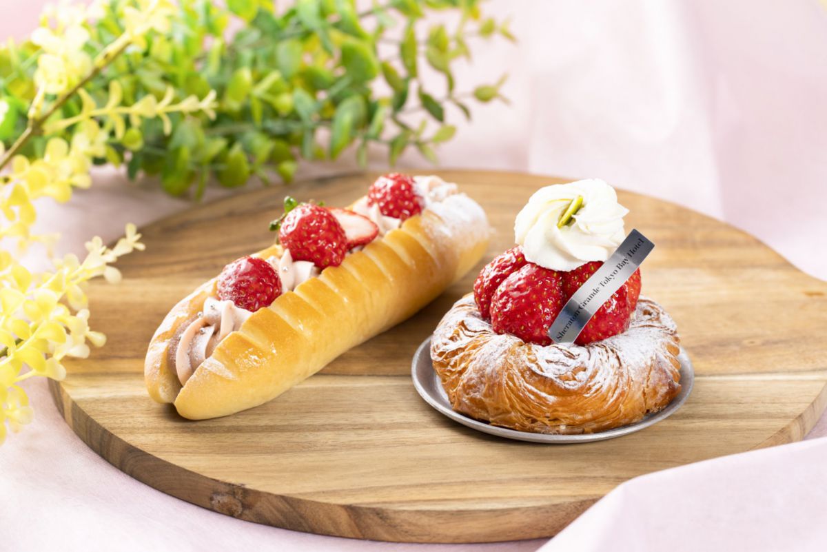 「いちごミルクフランス」（左）400円、「いちごとマスカルポーネクリームのデニッシュ（右）450円