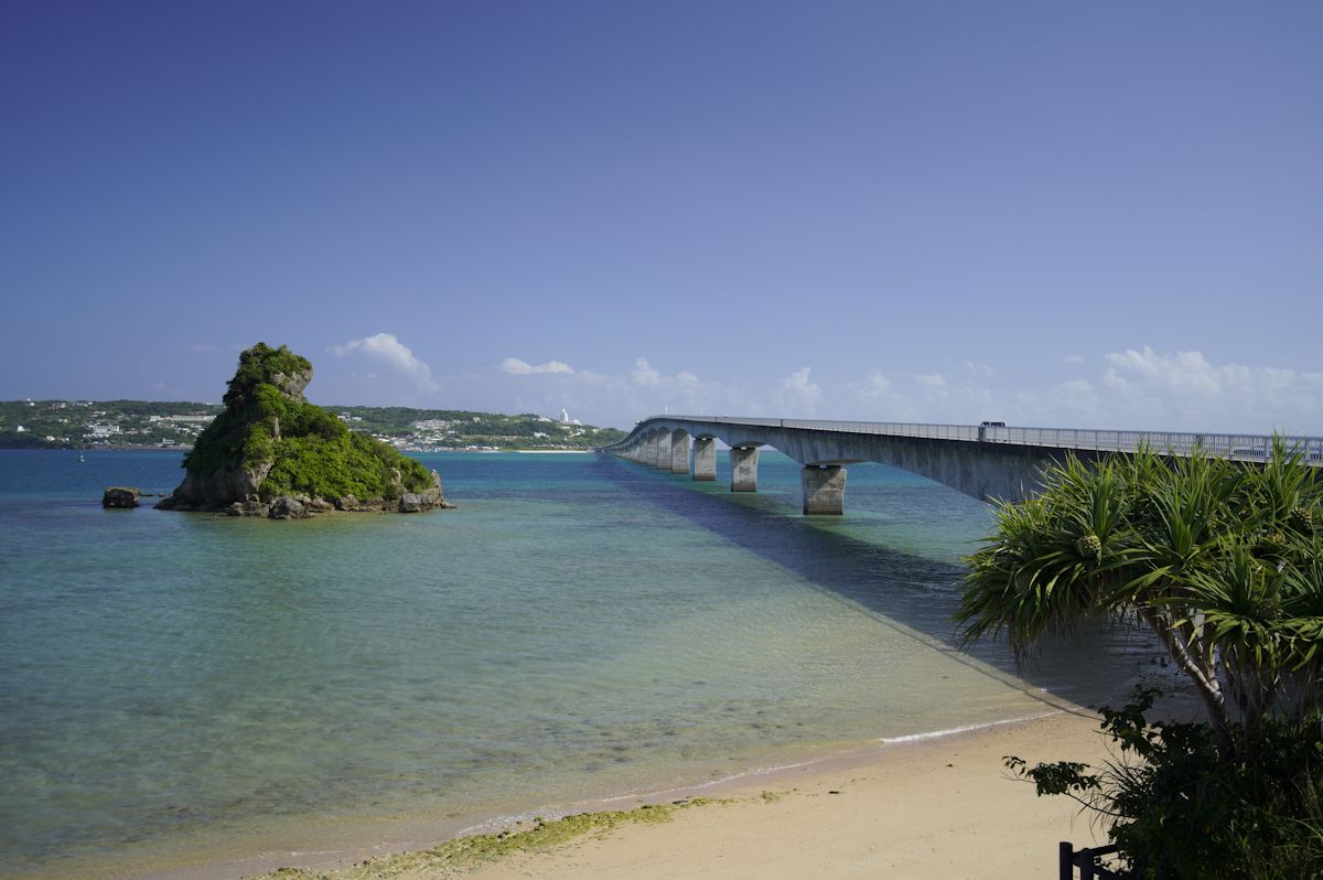 青い海に架かる古宇利大橋