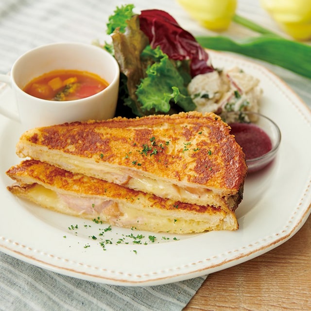 スモークチキンとチーズのフレンチトーストサンド ￥1,600（フードセット：紅茶付き）