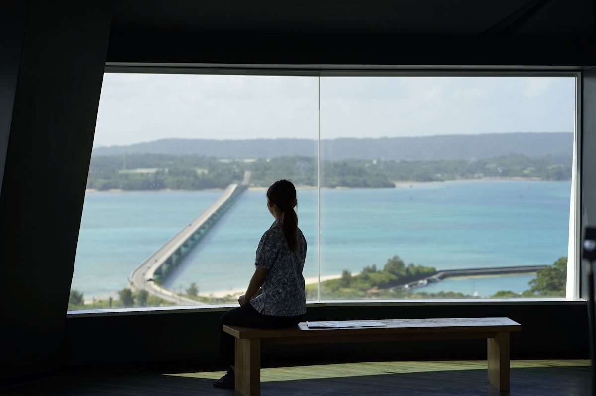 3階展望フロア。大きなガラス窓がまるでスクリーンのよう