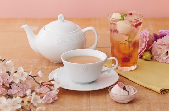 写真中央：さくらミルクティー ￥940　写真右：ピーチアールグレイのティーソーダ ￥940