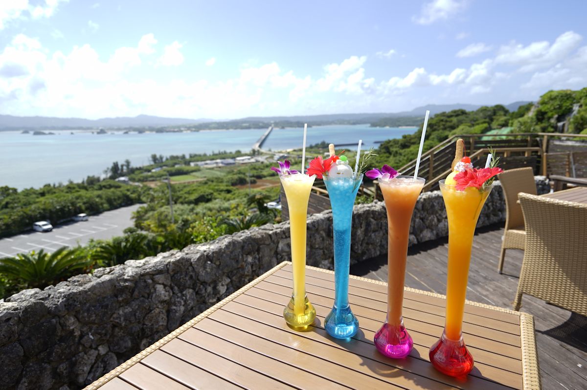 45cmと巨大なカップに驚くタワードリンク。マンゴーやパイナップルなどソフトドリンクは1000円