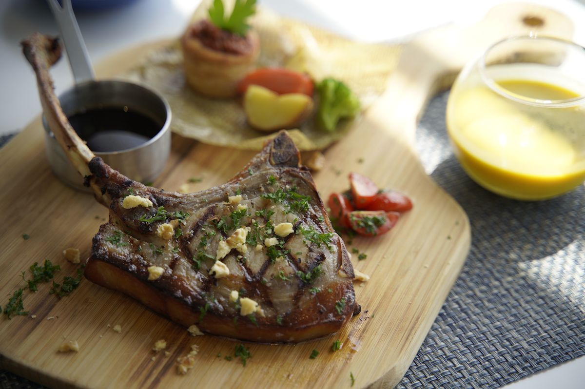 やんばる島豚やを使用したトマホークボーンステーキ3800円。ハチミツが隠し味