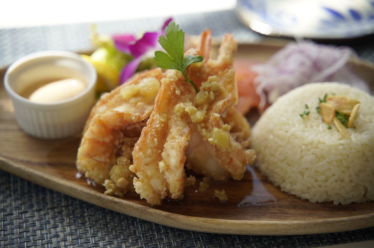 プリッとガーリックディッシュ1800円。エビは殻ごと食べられます