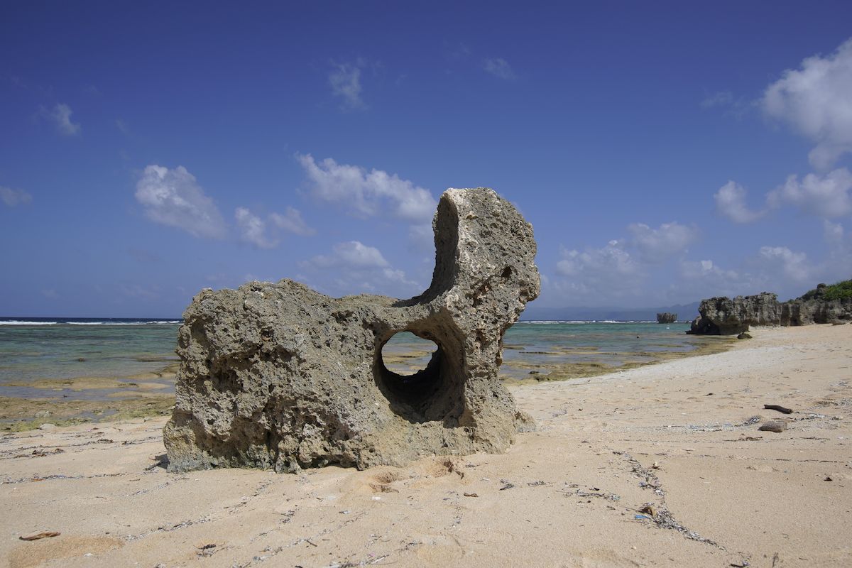 不思議な穴が開いた奇岩が有名なトケイ浜はティーヌ浜の近くにあります