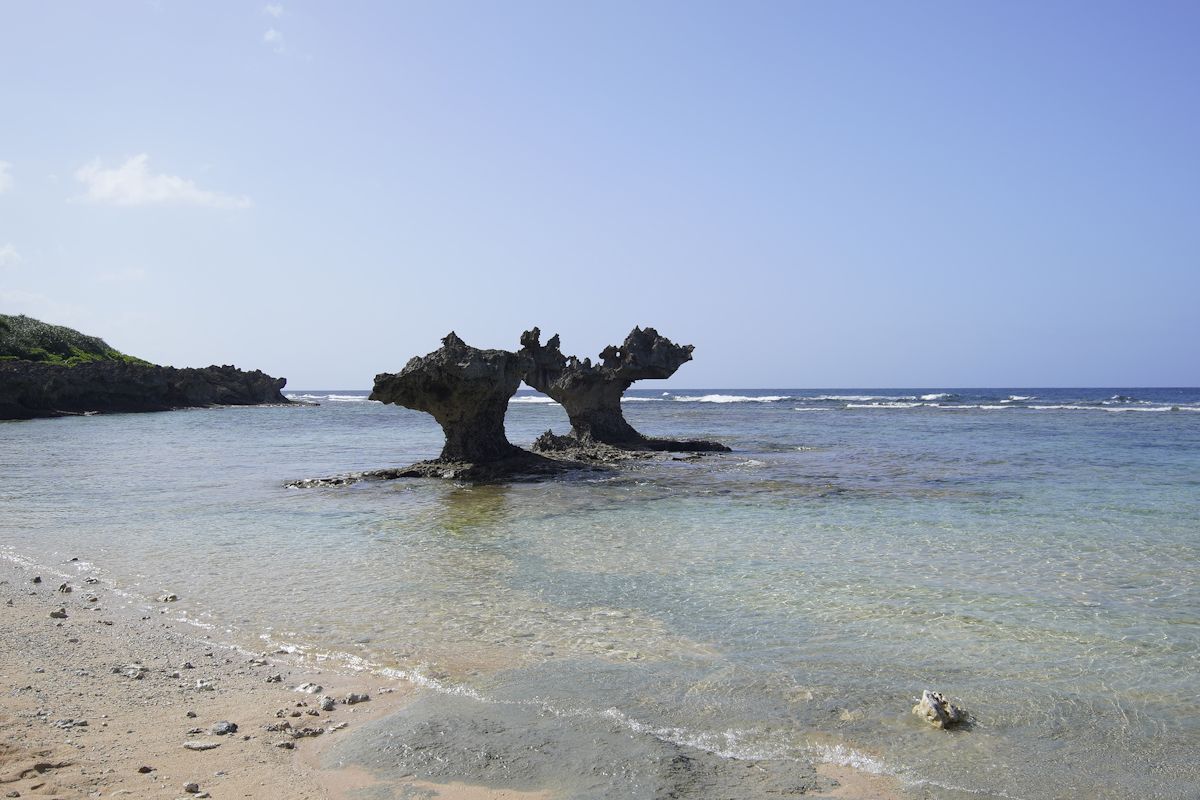 ハートロックはこの角度から見るのがおすすめ。岩の隙間が逆さになったハートの形になります